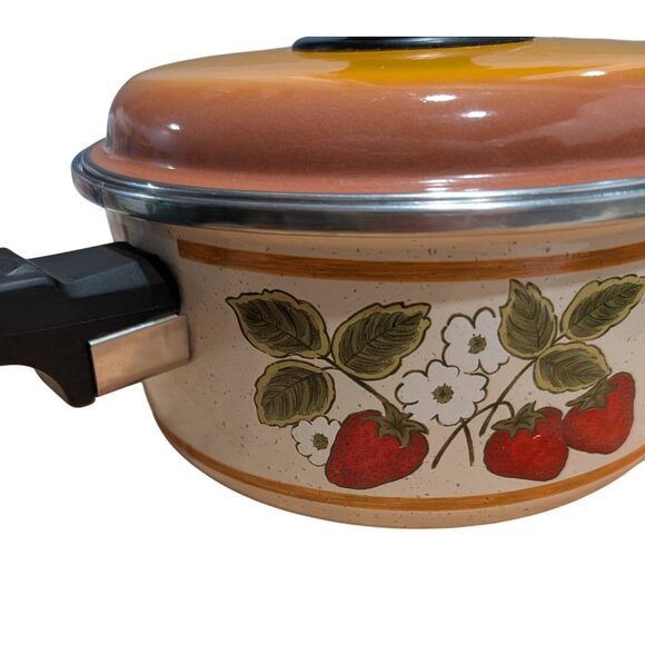 Vintage Strawberry Fields 2 Quart Enamel Cooking Pot with lid - Picture 2 of 16